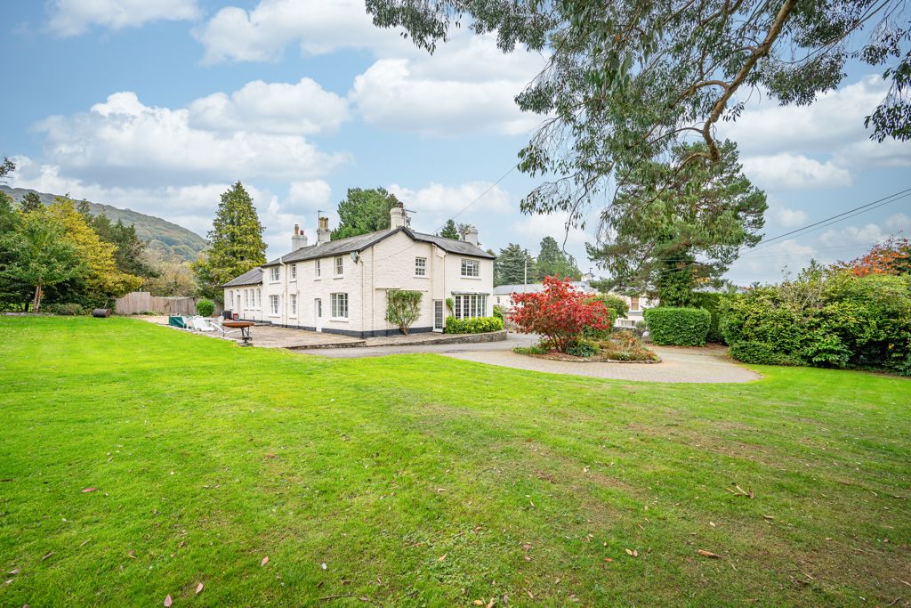 Garden and Turning Circle- click for photo gallery